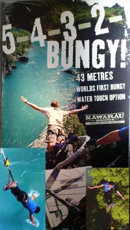Kerja gila yang saya buat, Bungee Jumping komersial yang pertama kat dunia, di buka pada tahun 1988 di Kawarau River, dekt Queenstown.. Kalau kat Malaysia boleh try kat Sunway Lagoon.