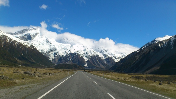 Mount Cook dari jalan nak ke Mount Cook National Park, dari banjaran ni la terbentang Frans Josef dan Fox Glacier (13km panjang) turun ke arah barat.